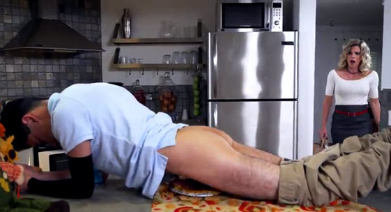 Мамка увидела, что сын ебет пирог как в фильме