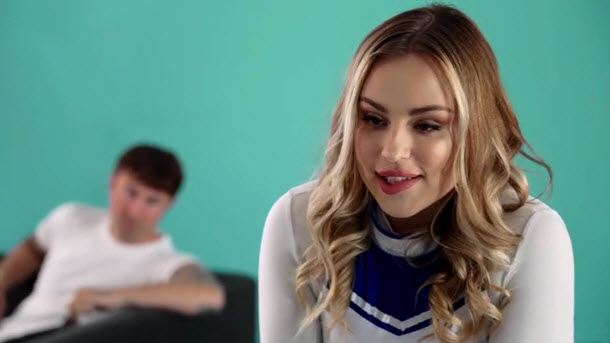 Попастая малышка соблазнила сводного братца